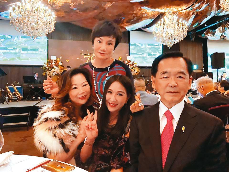 日前林心如父親壽宴，王應傑（前右）、胡寶莉（前中）連袂出席，新戀情因此傳開。（翻攝王應傑臉書）