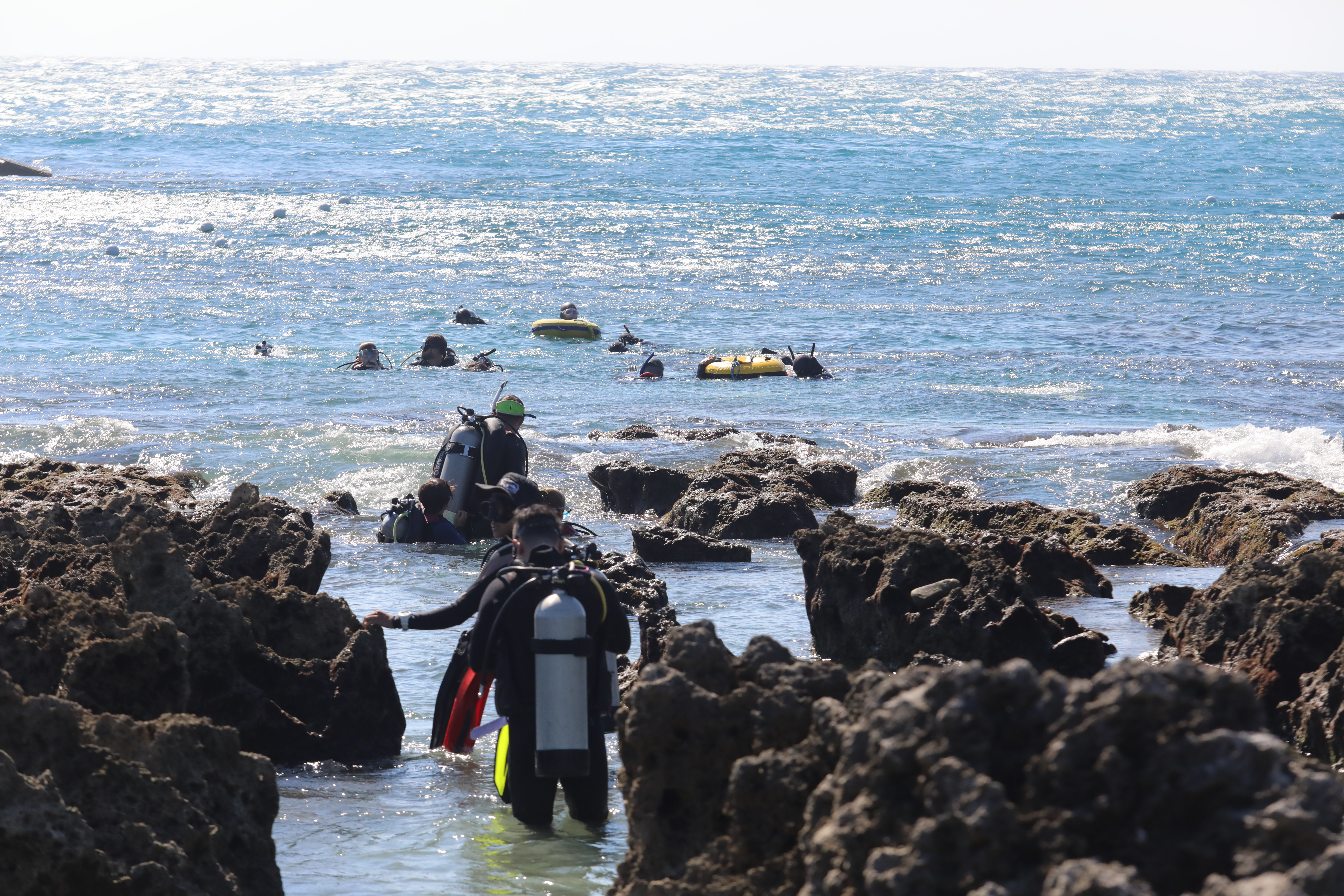 近年興起「體驗潛水」由教練帶著不具證照者，背著氣瓶下水享受海中美景。圖為示意圖，當事人與本新聞無關。