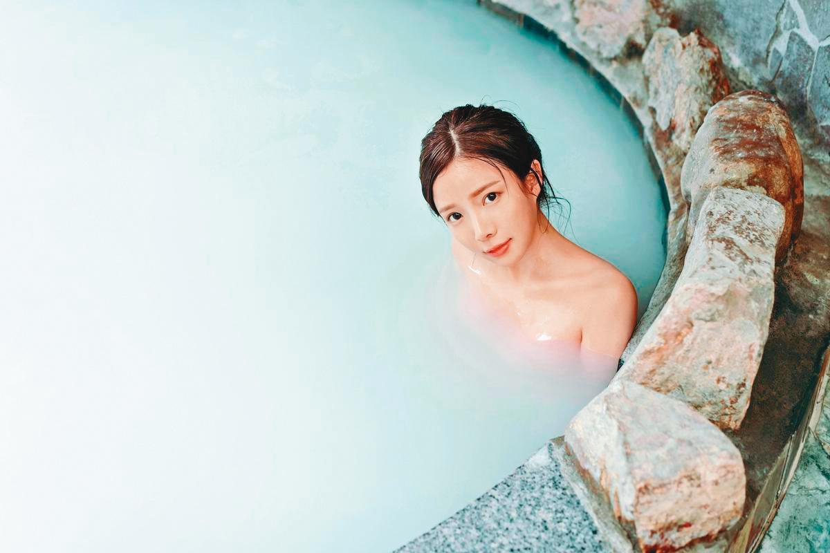 百大DJ藍星蕾在今年出版的寫真中泡牛奶浴大露香肩。（尖端出版提供）