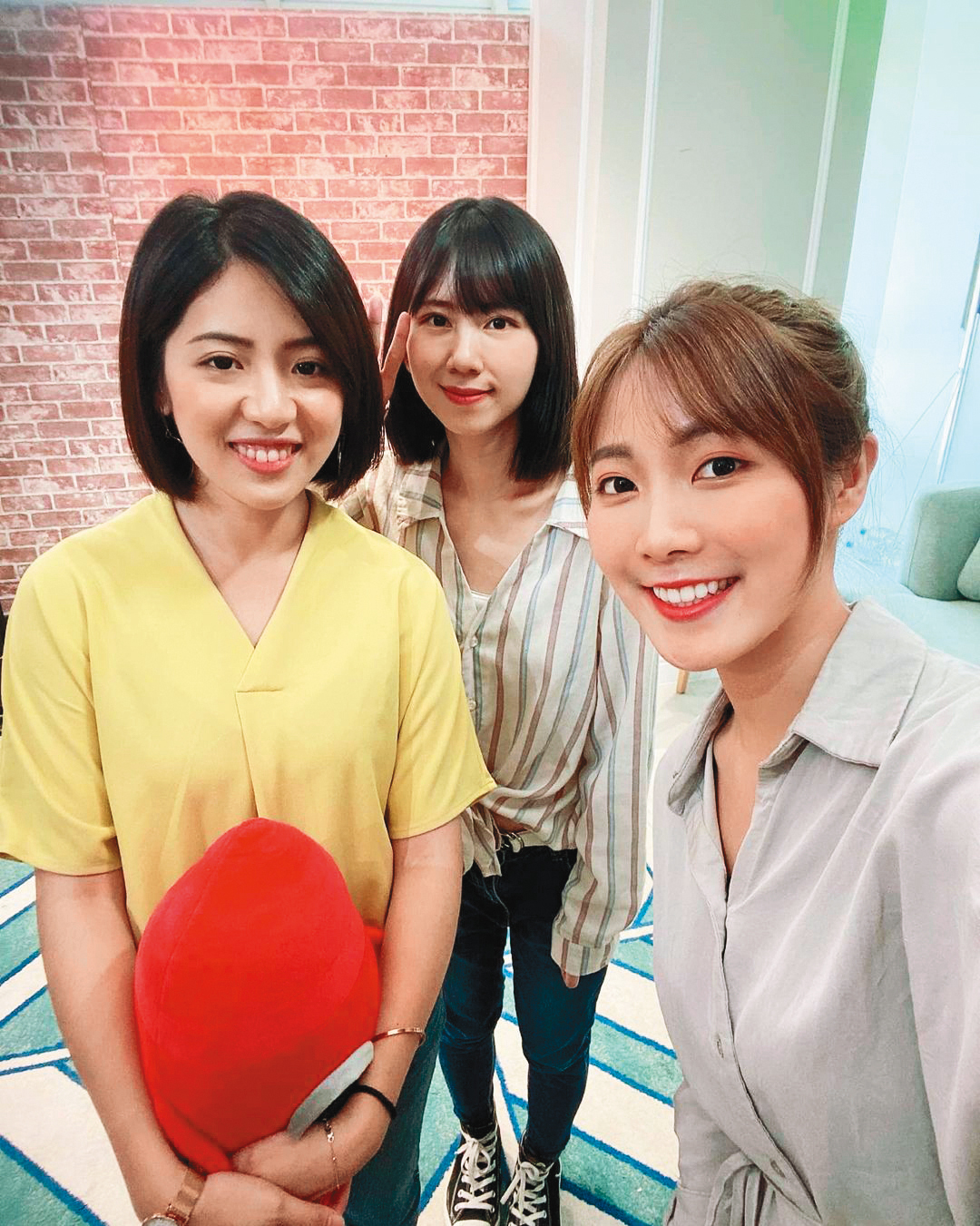 蔡蔡(中)原本是行政小主管,因對職場生涯不感興趣,轉行當直播主。左為學姐黃瀞瑩。(翻攝自蔡蔡IG)