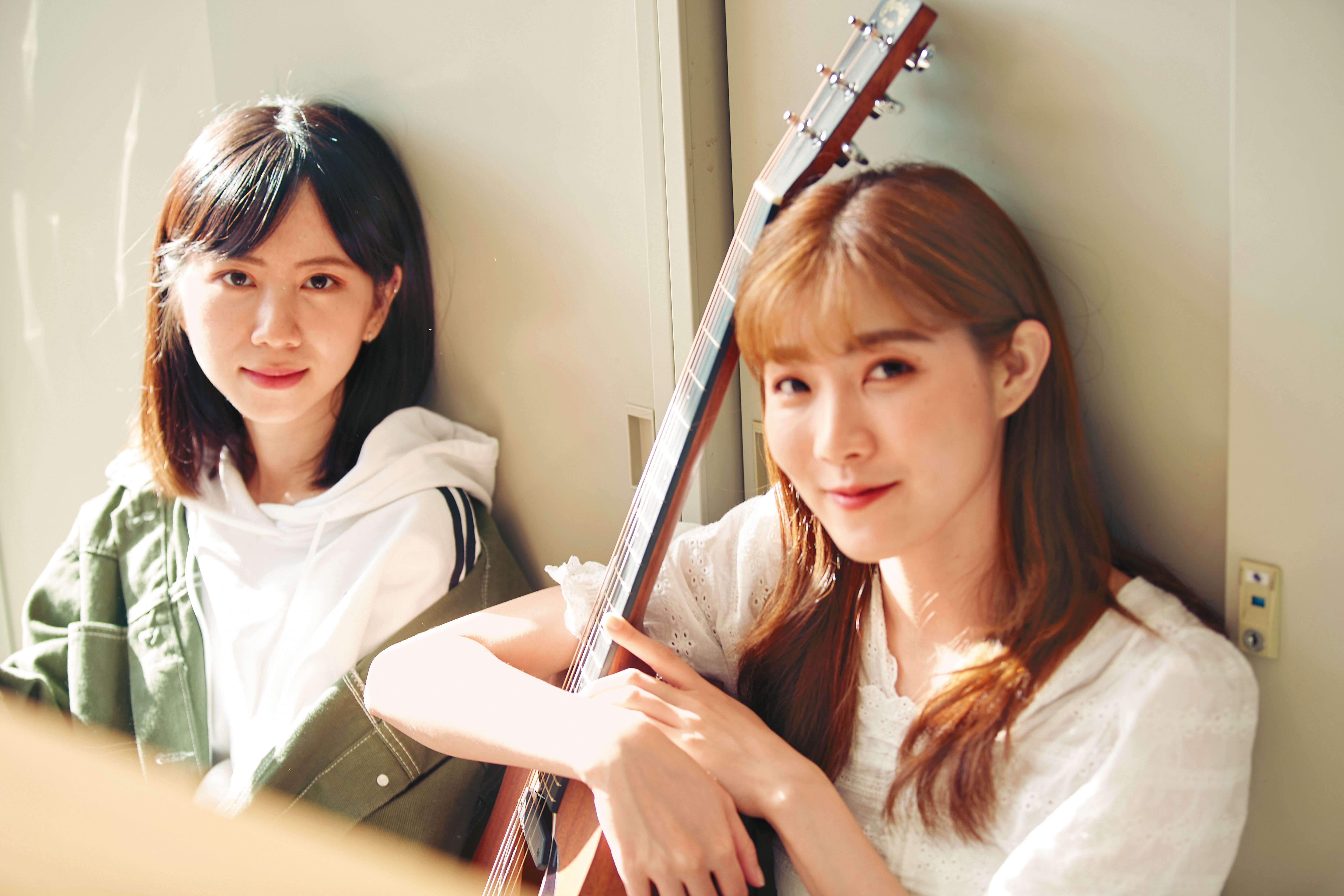 蔡蔡（左）與品謙（右）看似恬靜，但彼此分享了許多無厘頭的事蹟。