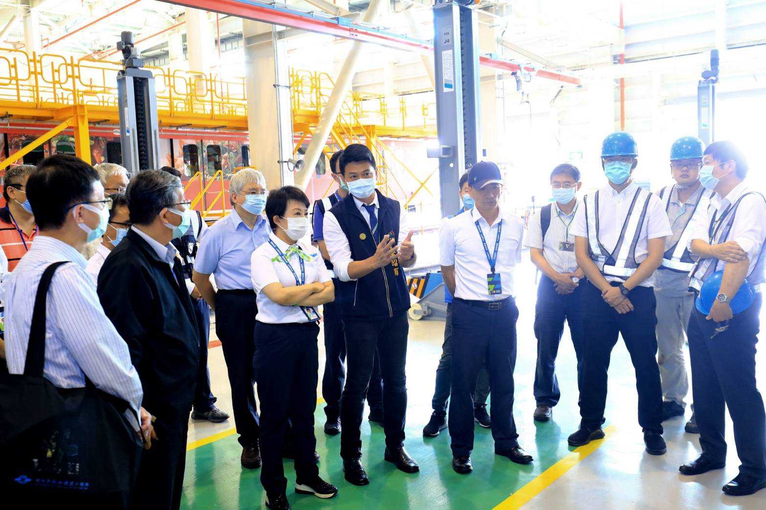 台中市長盧秀燕（左三）取消北上行程，親自坐鎮與相關單位討論。