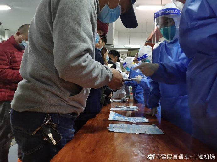 上海官方於昨日晚間緊急在浦東機場進行核酸檢測,但由於現場人潮過多,秩序相當混亂。(翻攝自警民直通車-上海微博)