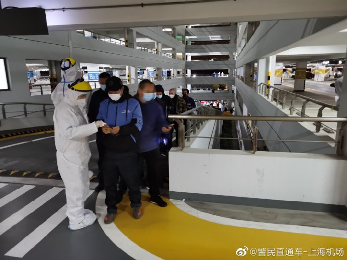 臨時被要求檢測的人數眾多,大排長龍。(翻攝自警民直通車-上海微博)