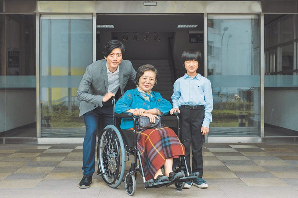 《親愛的房客》的「假全家福照」,三人各自帶著不同想像的笑容,凸顯了那岌岌可危的幸福。莫子儀以本片獲得最佳男主角,陳淑芳獲最佳女配角。(牽猴子提供)