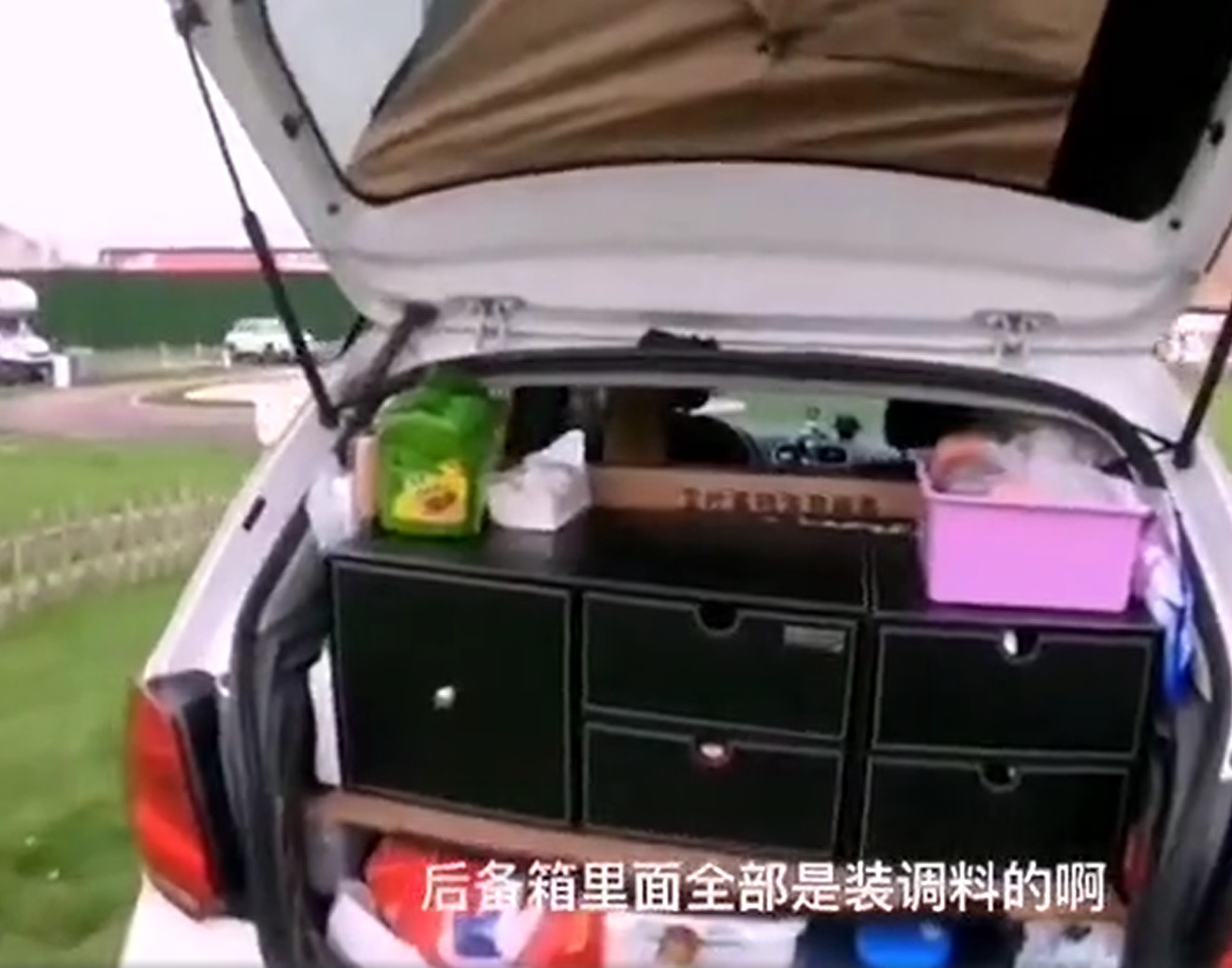 蘇敏揮別家人，裝滿一車裝備踏上自駕旅行，順手成為百萬網紅。（翻攝自快手APP）
