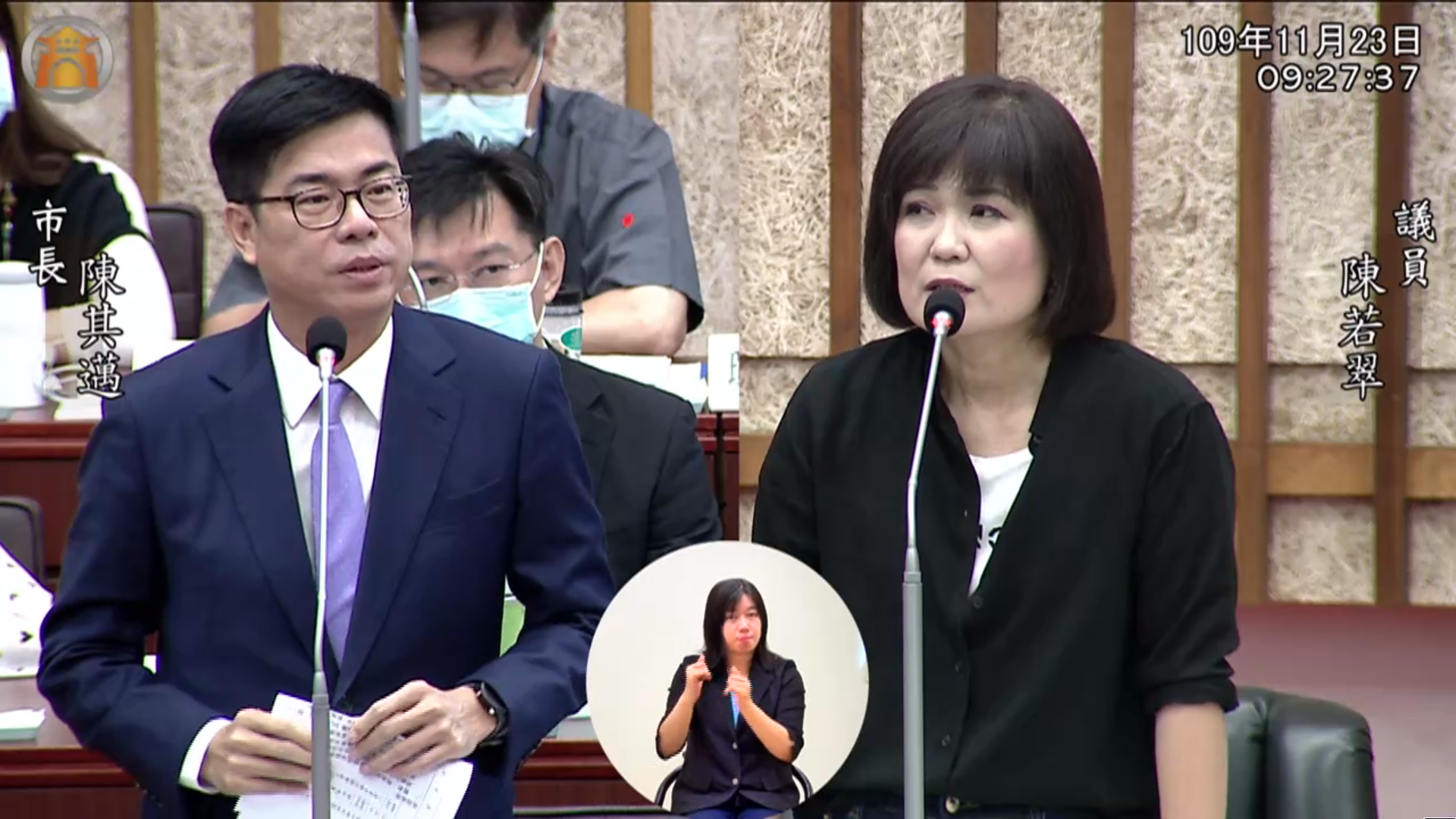 陳其邁（左）接受高雄市議員陳若翠（右）質詢時表示若輕軌有問題願意下台負責。（翻攝自高雄市議會官網）