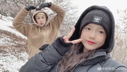 鍾麗緹的二女兒Jaden長大後變成韓系美少女，網友讚她是「整容式長大」。（翻攝自鍾麗緹微博）