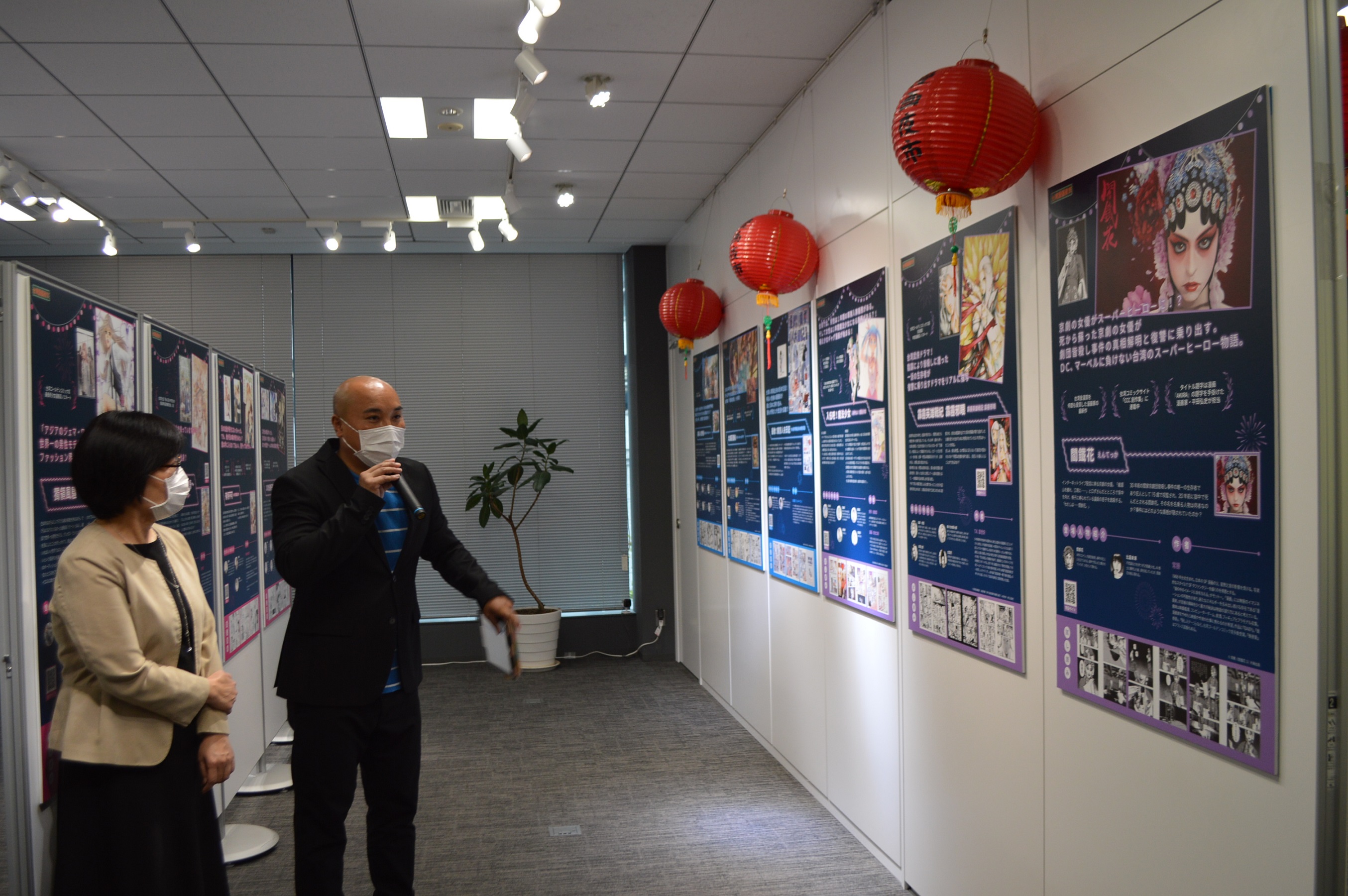 駐日本台灣文化中心向日本媒體介紹展出的台灣漫畫。（文化部提供）