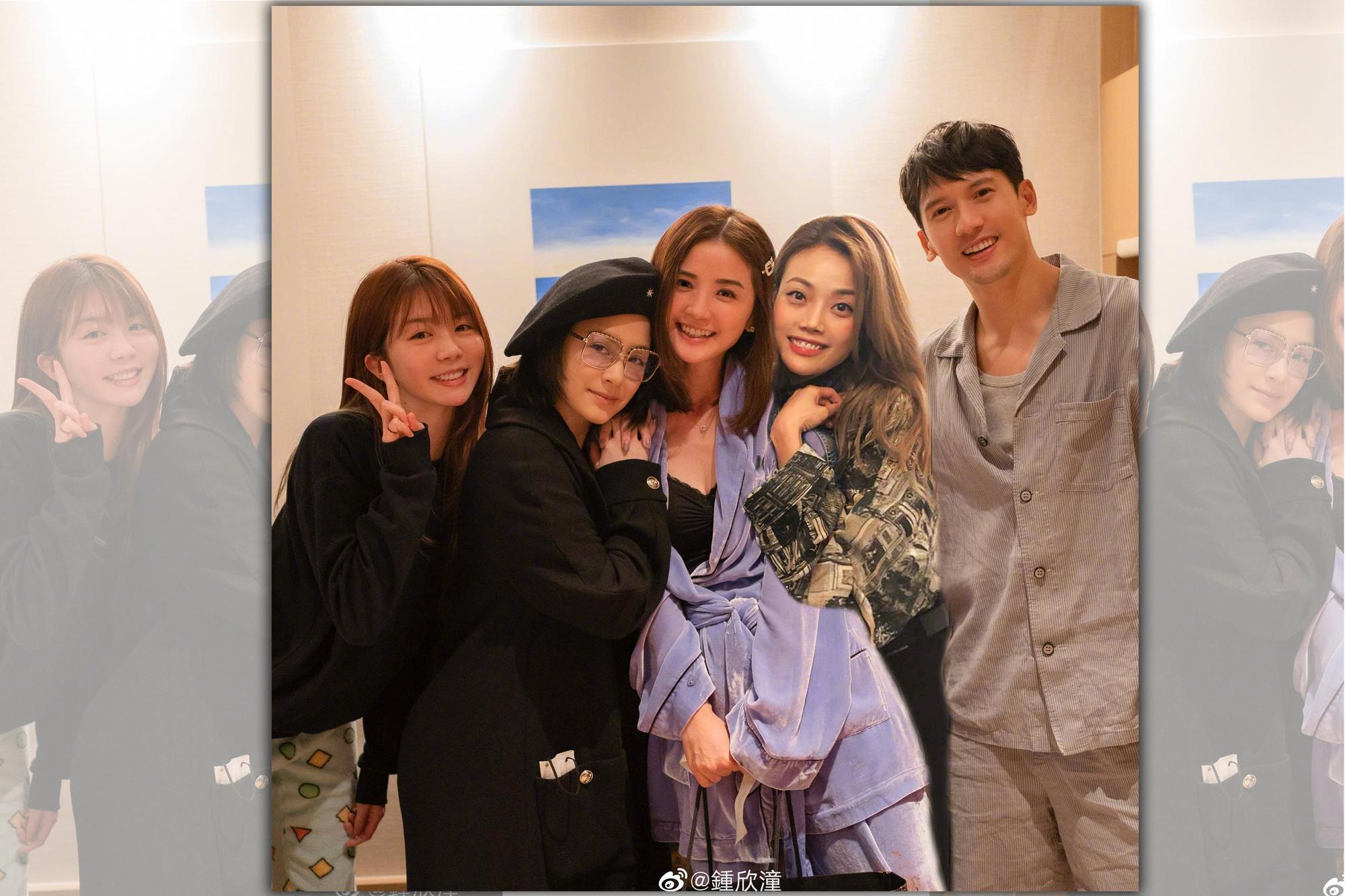 阿Sa的生日照片中，其中一張是圈中好友大合照，包括男星關智斌及容祖兒也出現在照片中，不過，容祖兒是後製加工P上去的。（翻攝鍾欣潼微博）