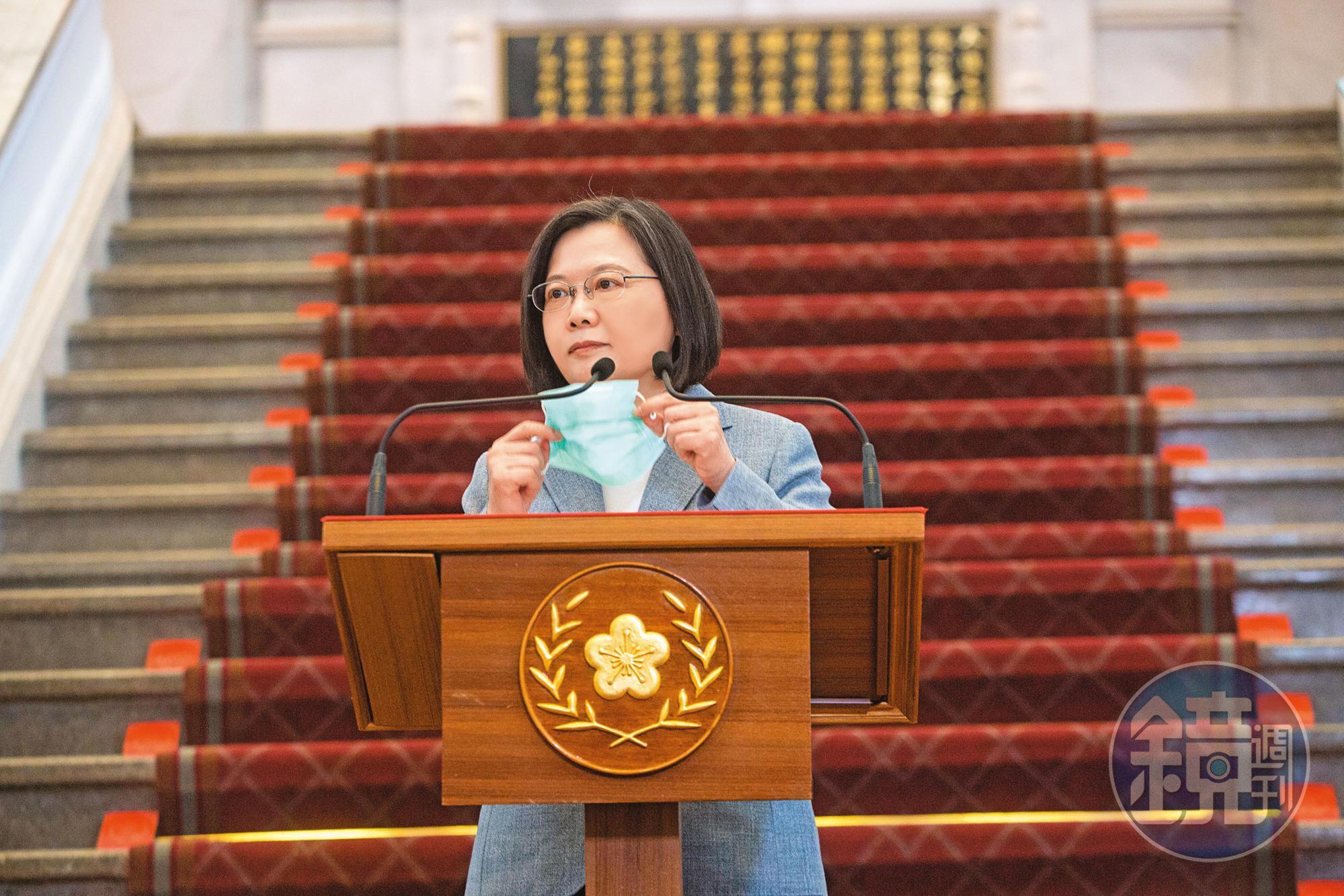 蔡英文總統有不錯的頭腦、論述能力，她缺乏的，只是面對尷尬局勢以及化解對立的勇氣。