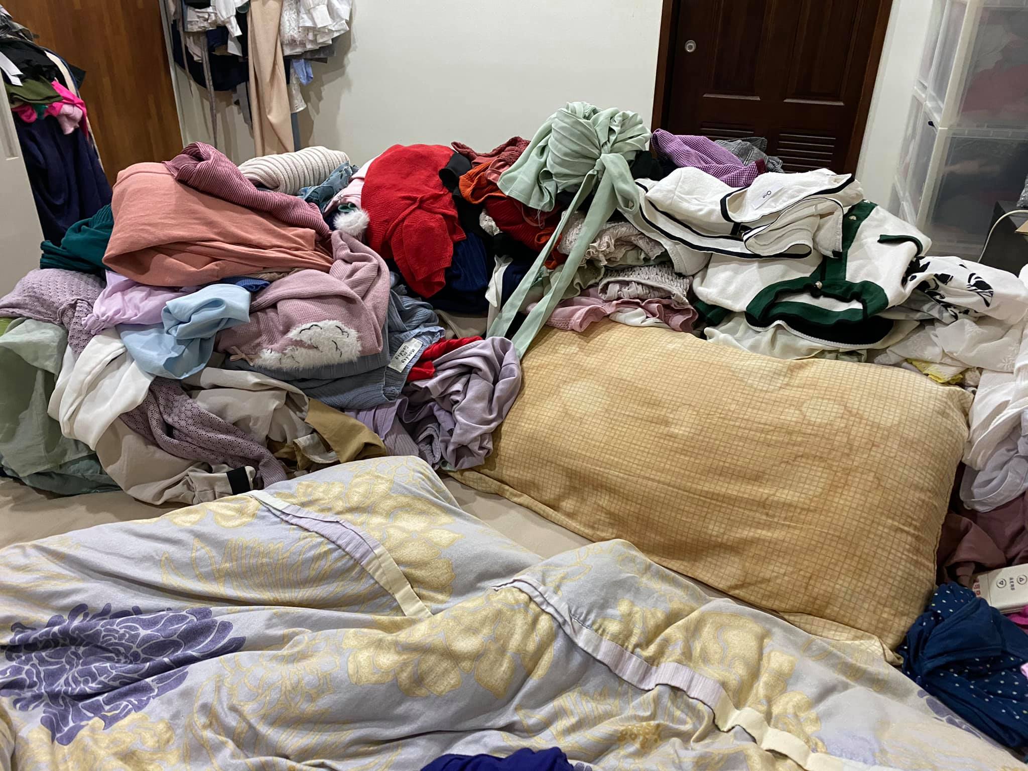 泛黃的枕頭讓網友稱「隔著螢幕都可以聞到味道」。(翻攝自高嘉瑜臉書)