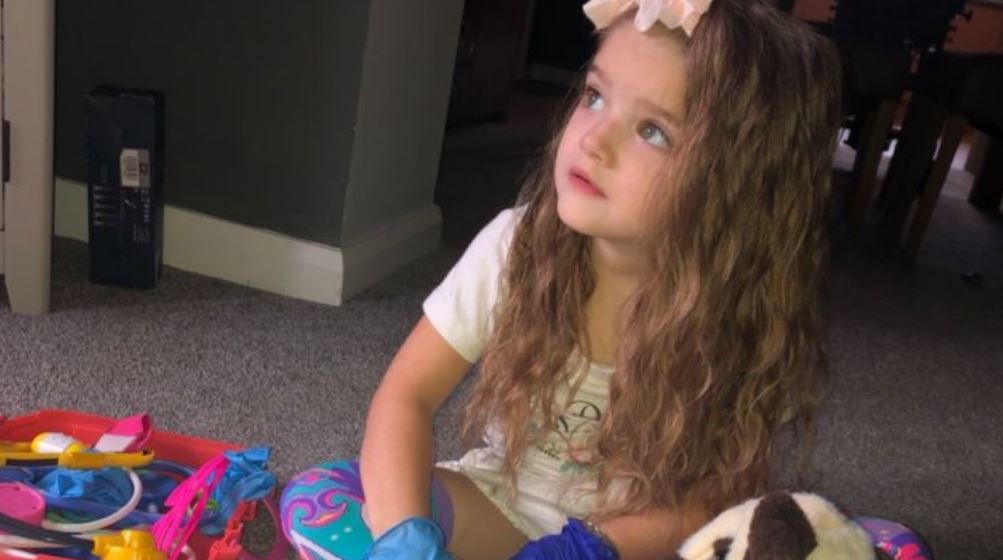 小艾蜜莉患有腦性麻痺，大部分時間需靠輪椅代步。（翻攝gofundme網站）