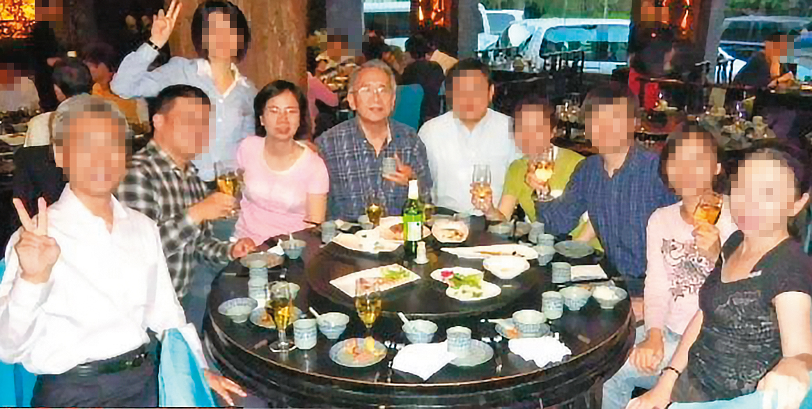 黃淑芬(粉紅衣,左四)身兼宜諾法董事,涉製作不實董事會議紀錄解散公司,導致1億元資產被匯到海外,近日遭北檢起訴,中為林榮錦。