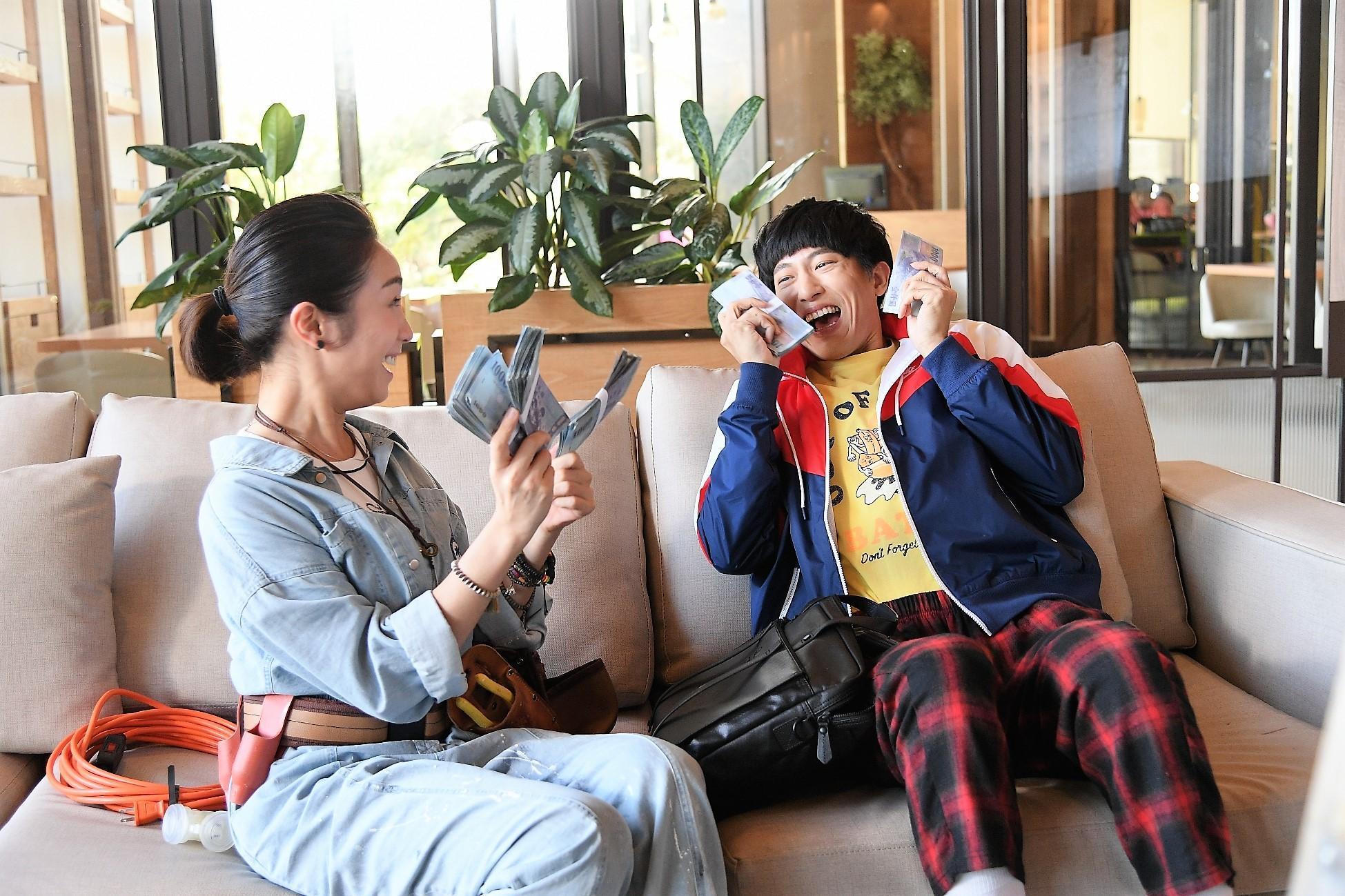 邱昊奇（右）自認是最可愛又迷人的反派，連網友都封他為戲中的搞笑擔當。（三立提供）