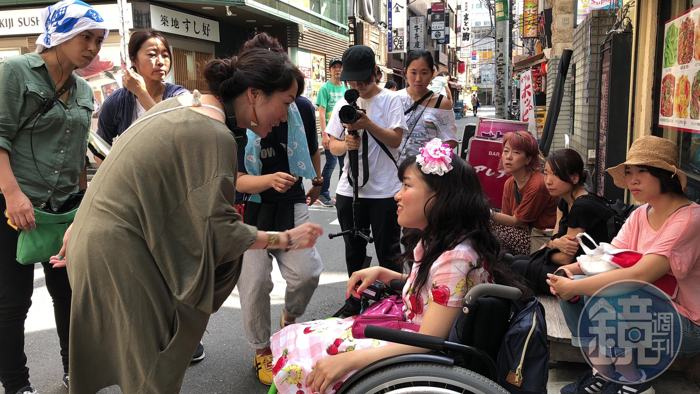 漫畫少女愛啟蒙》女指角佳山明（前排右）毫無演戲經驗，拍攝過程中導演HIKARI不時親自向她示範說明（前排左），幫助她進入角色。（Rabbit House提供）