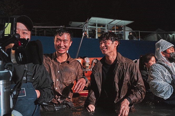 李帝勳（右）和趙宇鎮在《盜墓同盟》攜手合作展開盜墓計畫，電影在韓國上映三周穩坐票房冠軍。（翻攝自naver movie）