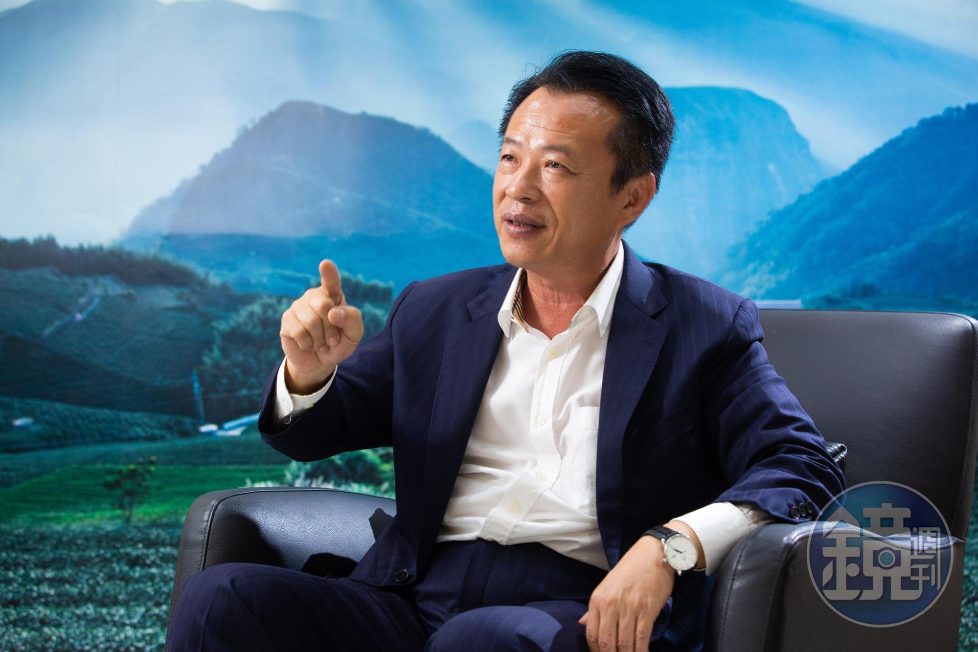 謝金河昨po文,提到嘉義縣長翁章梁(圖)在招商總是一馬當先,如今該縣已變成農工科技大縣。(本刊資料照)