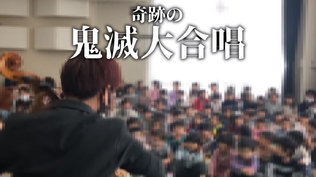 日本一名大提琴家到幼兒園演奏〈紅蓮華〉,意外引起孩童大合唱。(翻攝YouTube:ヌビア【完全即興チェロ奏者】)