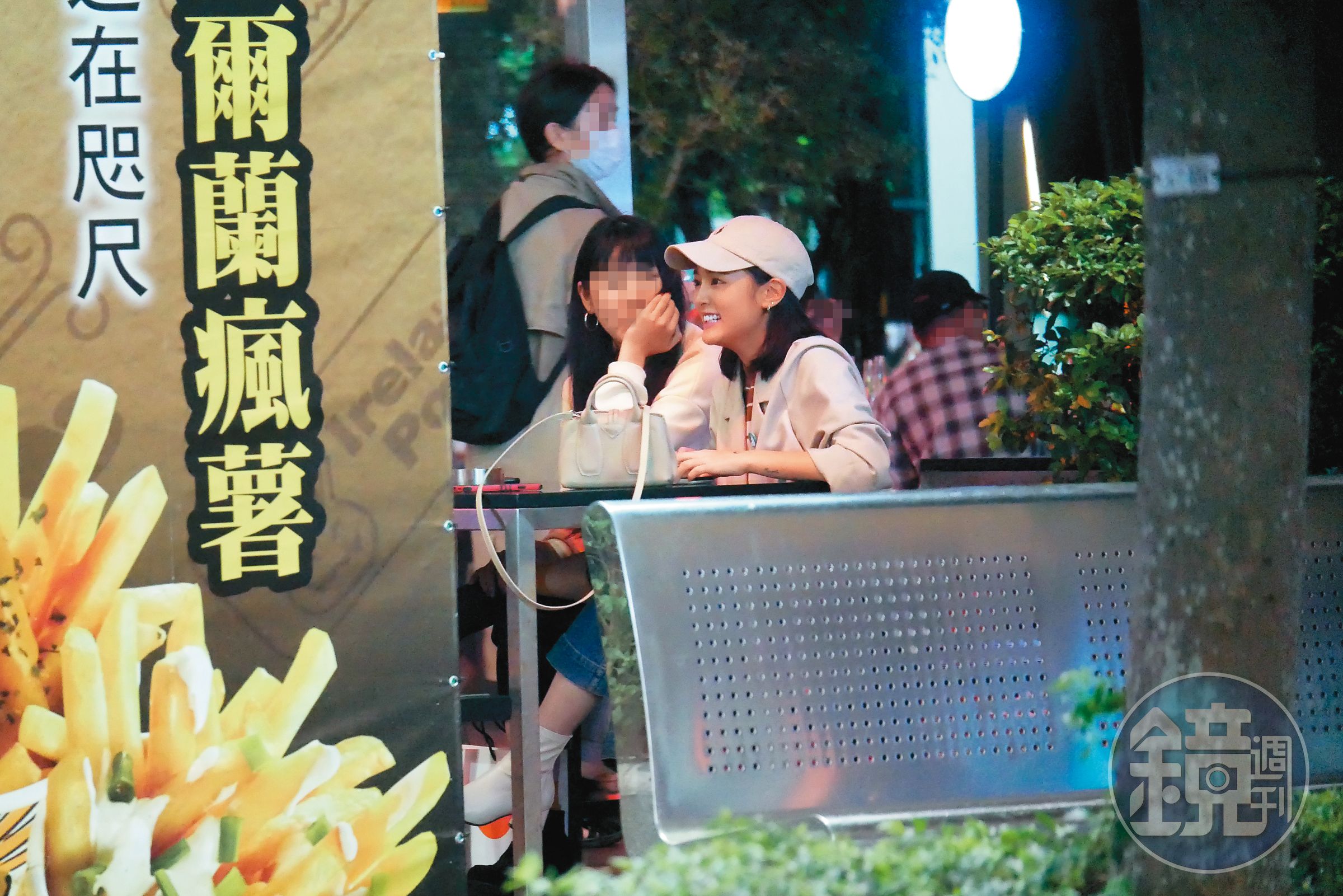 11/10 21:18 王淨穿一身輕便衣出沒在咖啡店，面對曾敬驊笑得相當燦爛。
