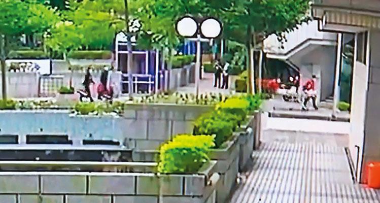 受傷的里民身中數刀、血流如注,被救護人員抬上擔架送醫急救。(翻攝畫面)