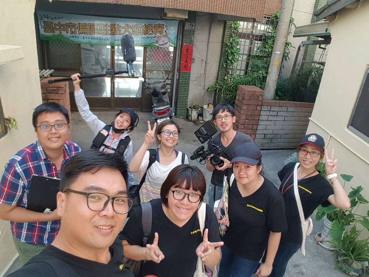 Raye（後排右2）表示，她質疑自己當導演的能力，但相信很多人會幫她完成目標。（Raye提供）