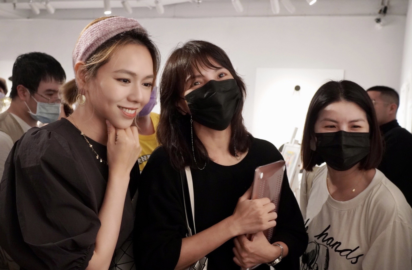 許茹芸（右起）與李心潔現身當代插畫藝術沙龍展，欣賞夏于喬畫作。（夏于喬經紀公司提供）