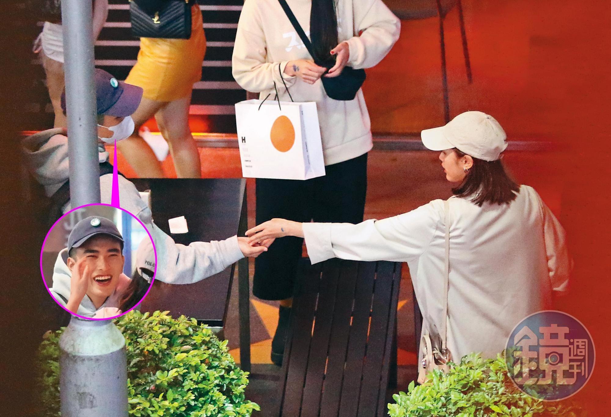 11/10 23:31 女性友人結完帳後,將零錢拿給王淨,王淨隨後又塞給曾敬驊。