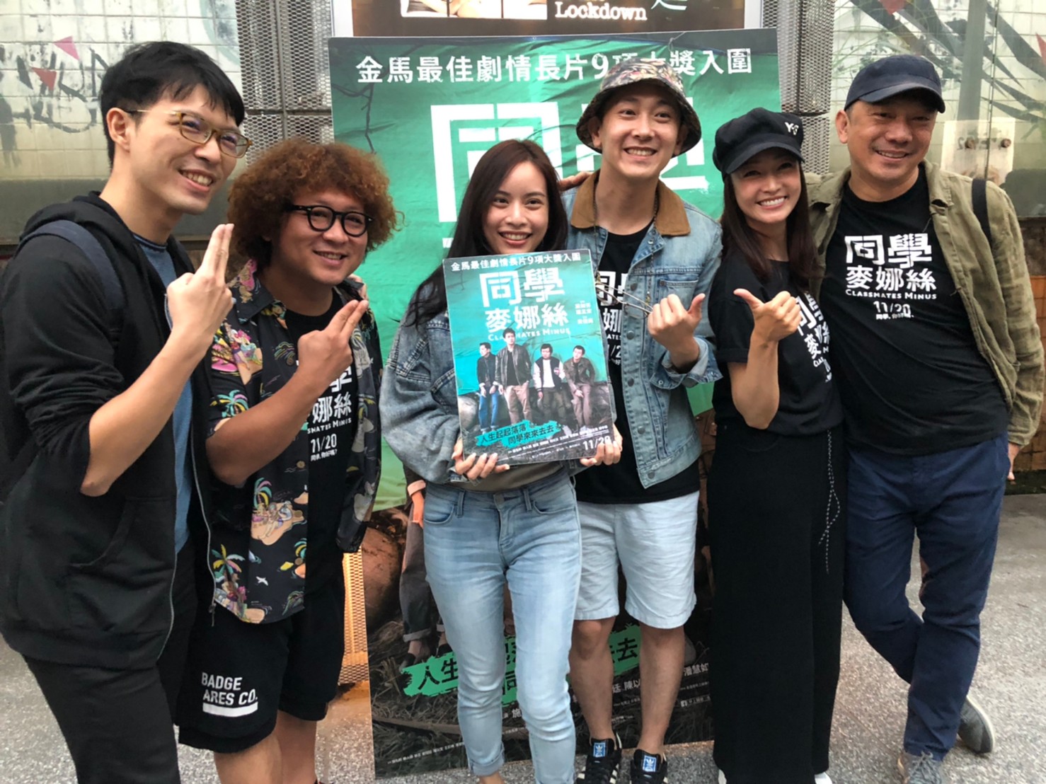《同學麥娜絲》上映3天全台票房已破千萬,納豆、施名帥、潘慧如、導演黃信堯變人形立牌不停與影迷合照。(甲上提供)