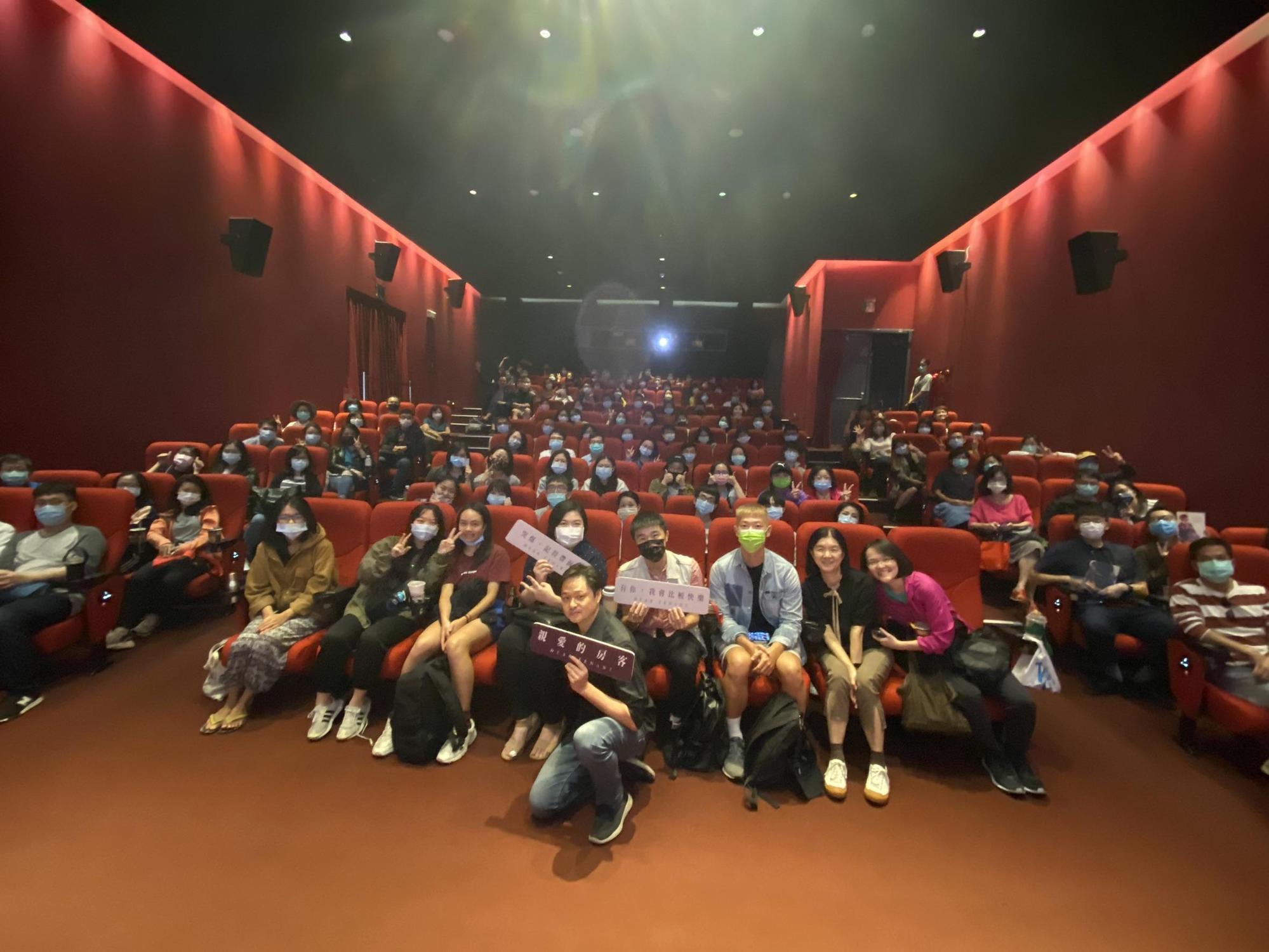 導演鄭有傑勤跑映後,如今《親愛的房客》票房已近2500萬。(牽猴子提供)