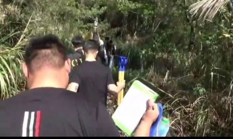 警方押解徐嫌到苗栗銅鑼山區起出黃男的「屍桶」。（翻攝畫面）