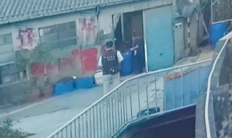 中打幹員從主嫌徐德益老家舊廠房,抬出裝有蔡姓少女遺骸的屍桶。(翻攝畫面)