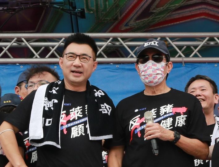 國民黨主席江啟臣在秋鬥遊行向蔡英文總統下戰帖，今天將送「萊豬辯論」邀請函，前總統馬英九（右）聲援，希望蔡英文能從善如流，欣然接受辯論。（翻攝自中國國民黨 KMT臉書）