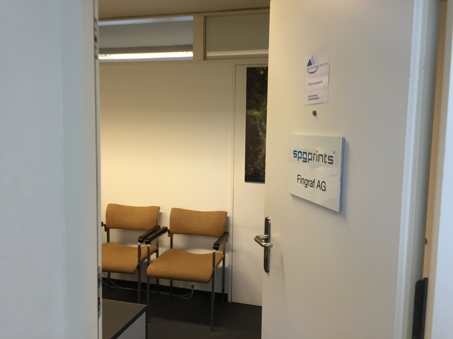 Inopha AG公司位在瑞士一處辦公大樓，當時未雇用員工，形同紙上公司，如今該址已登記其他公司。