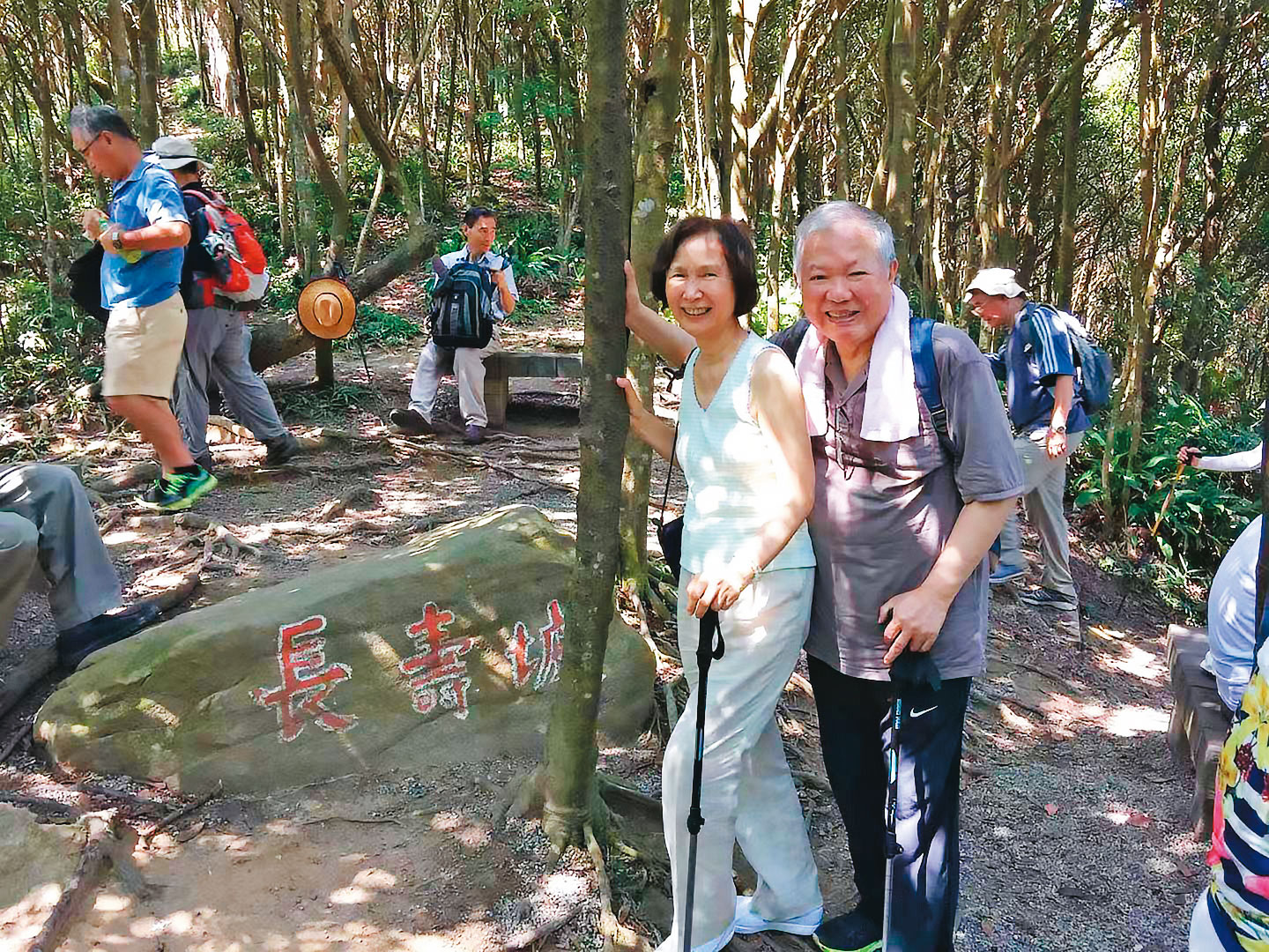 何壽川（右）和張杏如（左）注重養生，假日相約爬山運動。（張杏如提供）