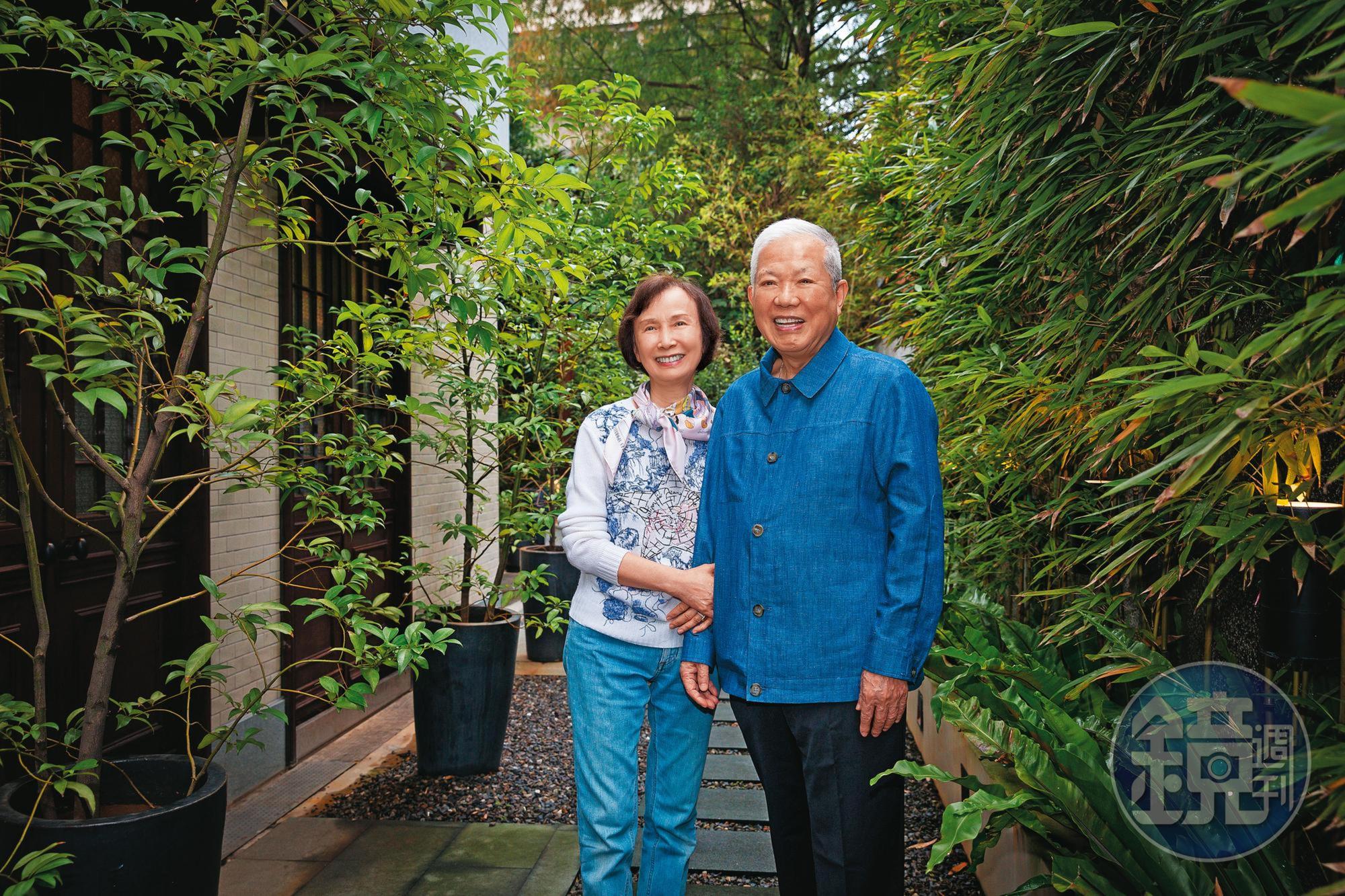 何壽川(左)、張杏如(右)在山海樓餐廳接受本刊訪問,展現2人鶼鰈情深的一面。