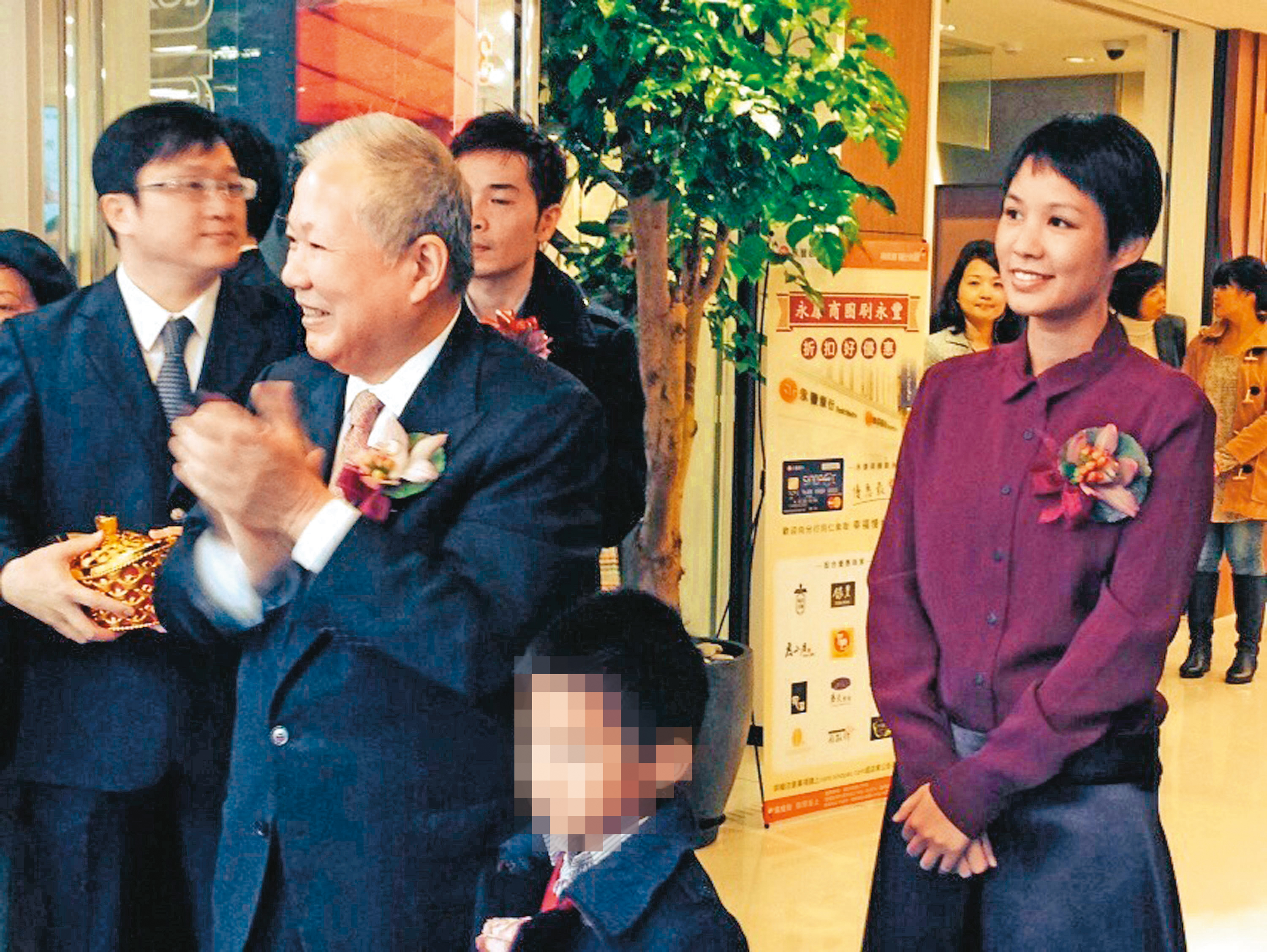 何壽川在看守所收押期間,女兒何奕佳每天親自送飯菜,後來才改由張杏如接手。(中央社)
