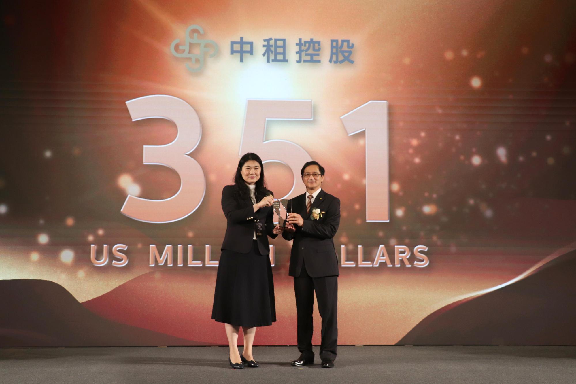中租控股榮獲2020年台灣國際品牌價值調查第12名，品牌價值達3.51億美元。圖為經濟部工業局主任秘書陳佩利（左）贈獎，由中租控股策略長廖英智（右）受獎。
