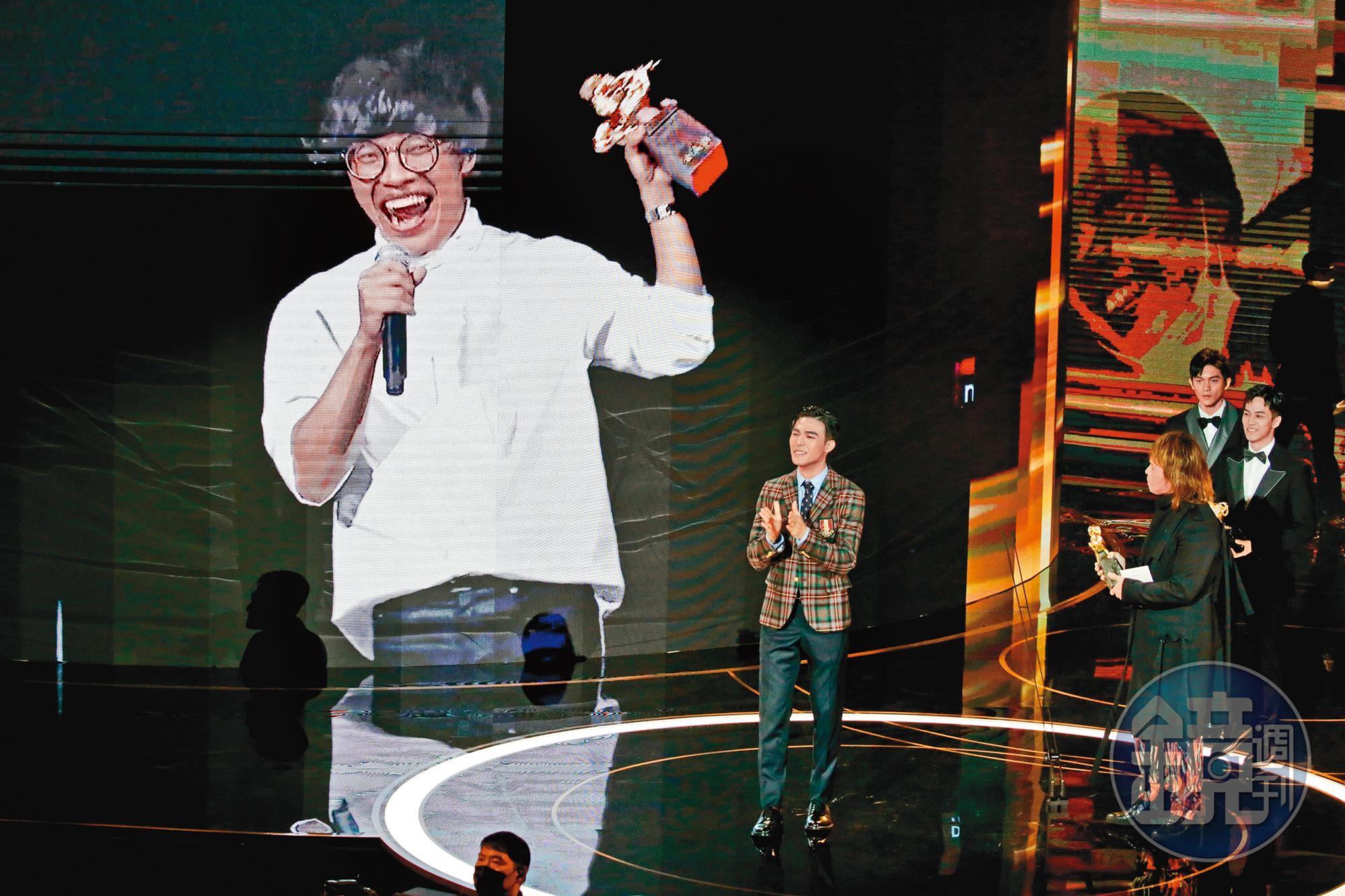 盧廣仲（左）與陳昊森（右）在金馬獎典禮上隔空演唱〈刻在我Cyndi（心底）的名字〉。