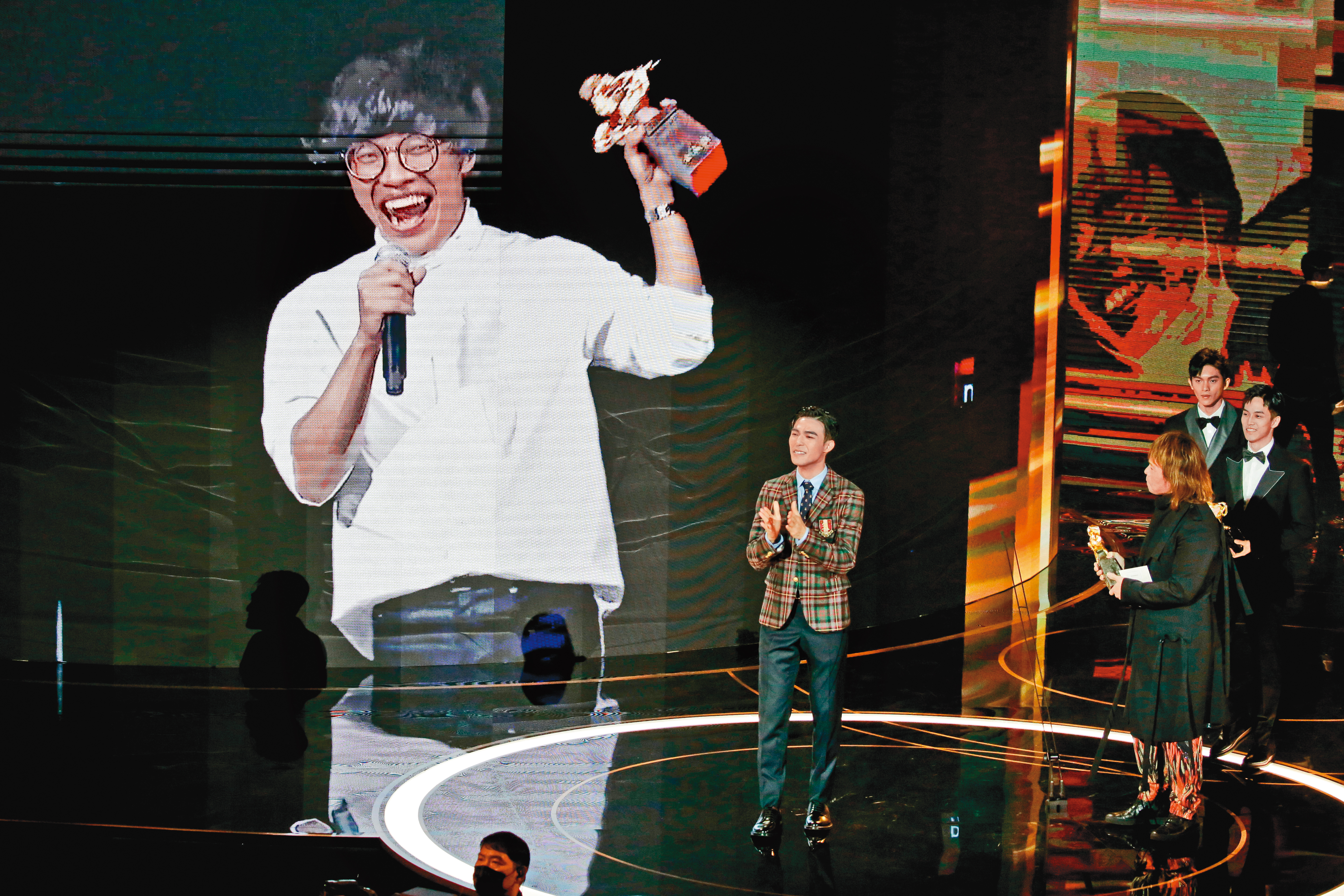 盧廣仲（左）與陳昊森（右）在金馬獎典禮上隔空演唱〈刻在我Cyndi（心底）的名字〉。