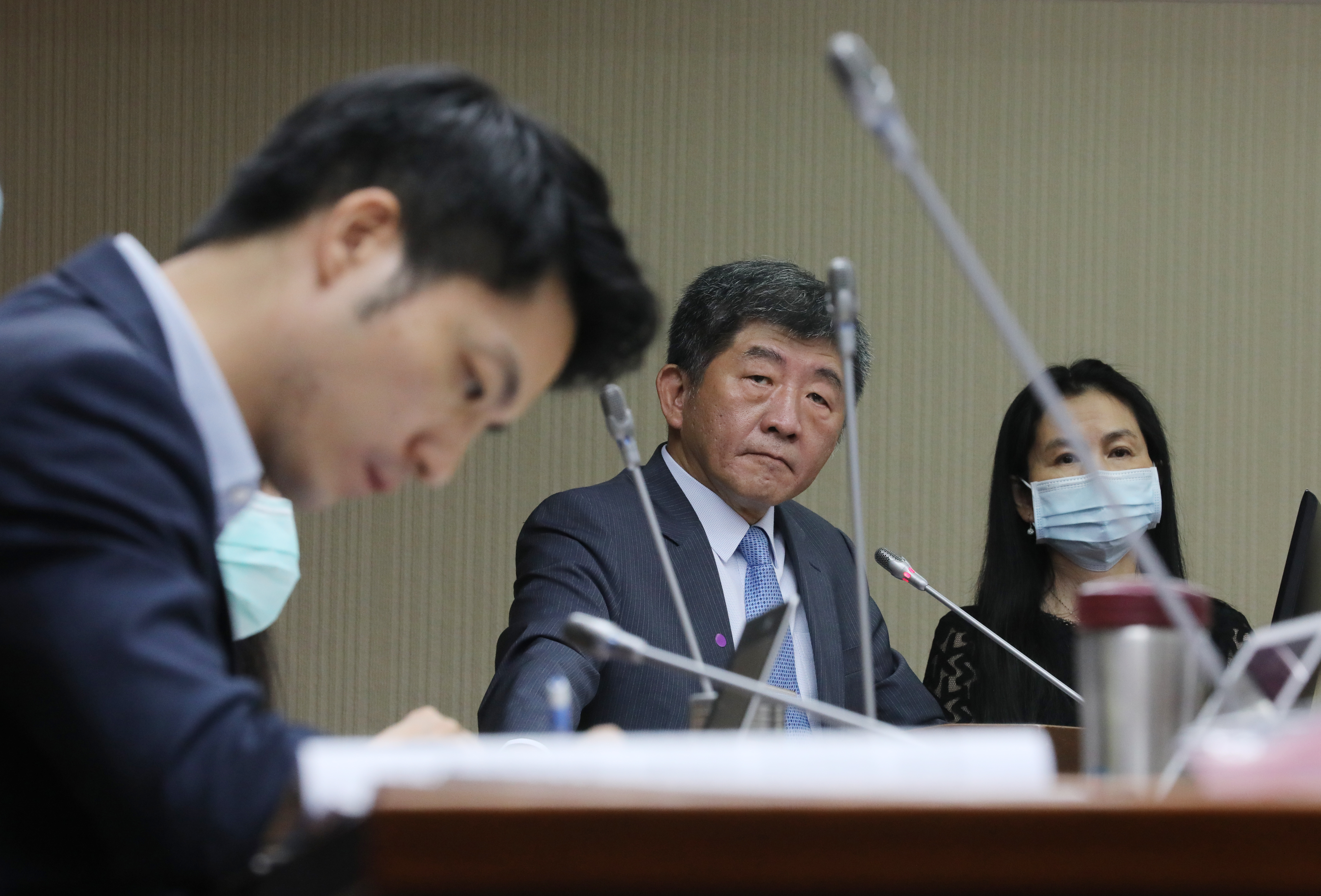 針對蔣萬安（左）質疑新防疫措施恐有違憲嫌疑，陳時中（中）表示會進一步研究。（本刊資料照）