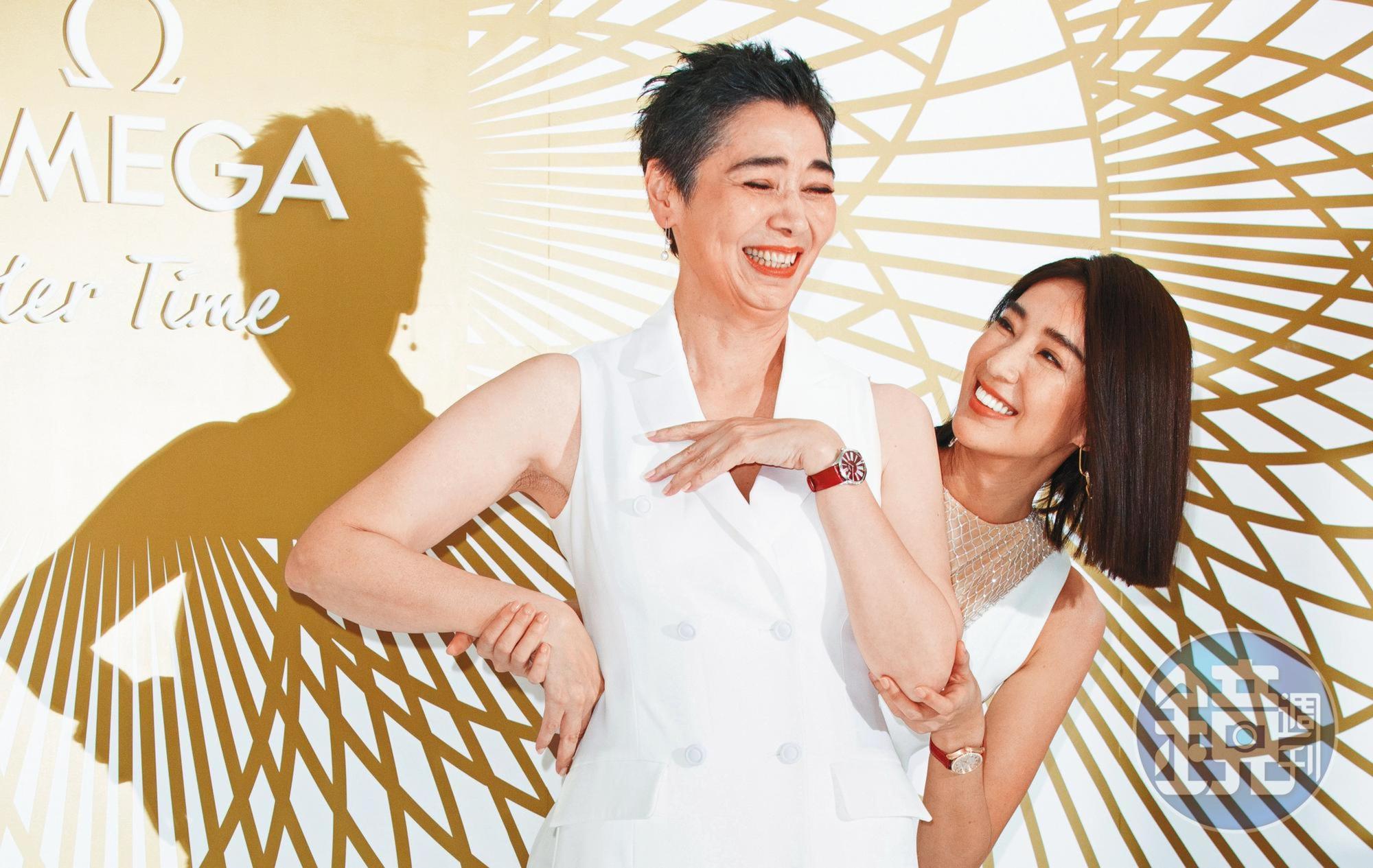 隋棠(右)演而優則導,在婆婆賴佩霞(左)拍照時,上前教婆婆怎麼擺pose。