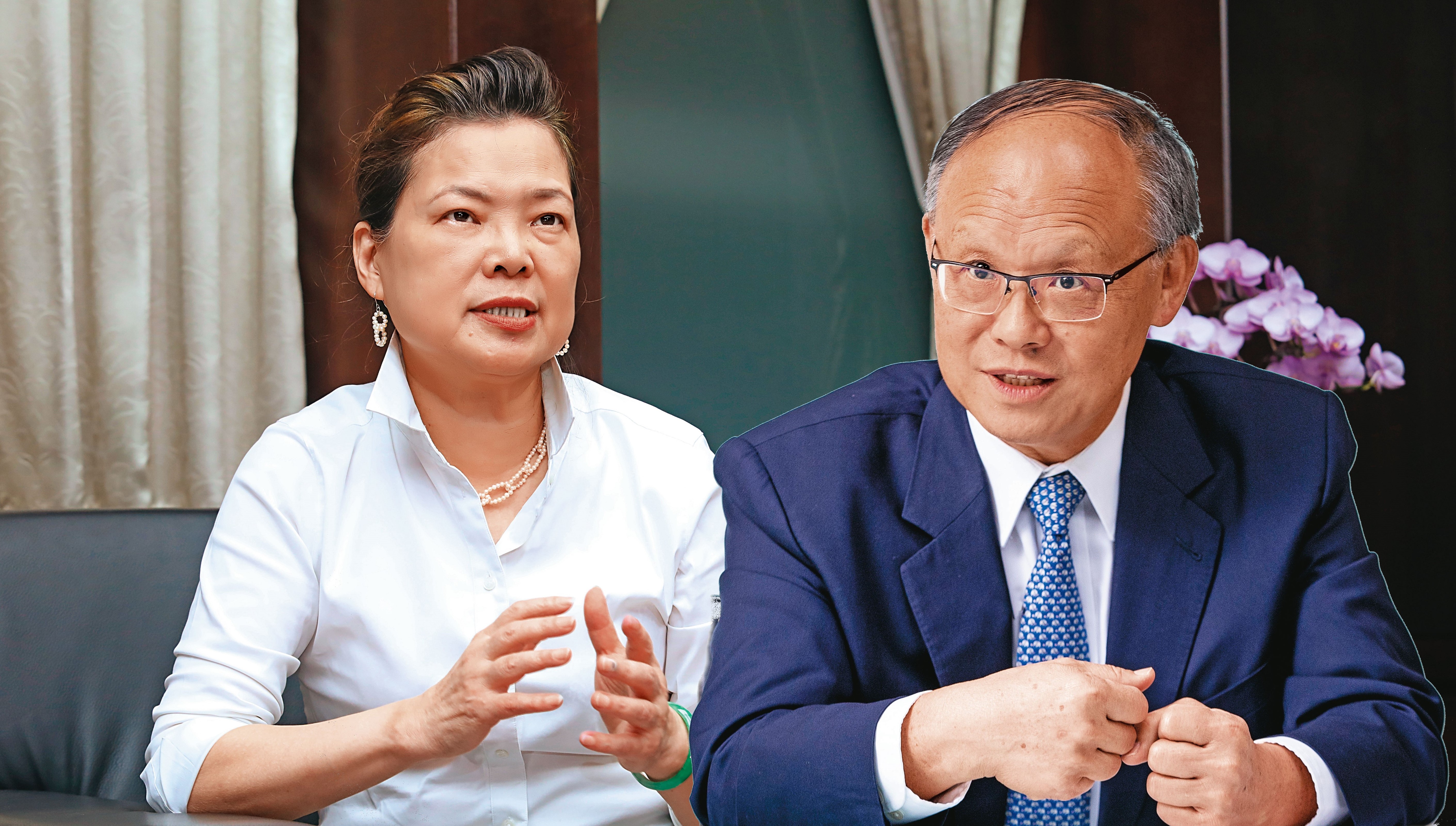 行政院政務委員鄧振中（右）說，RCEP降稅期最長達36年，「沒看過這種貿易協定。」經濟部長王美花表示，評估RCEP對台灣的影響，主要鎖定中對日、日對韓的稅率，她認為衝擊有限。