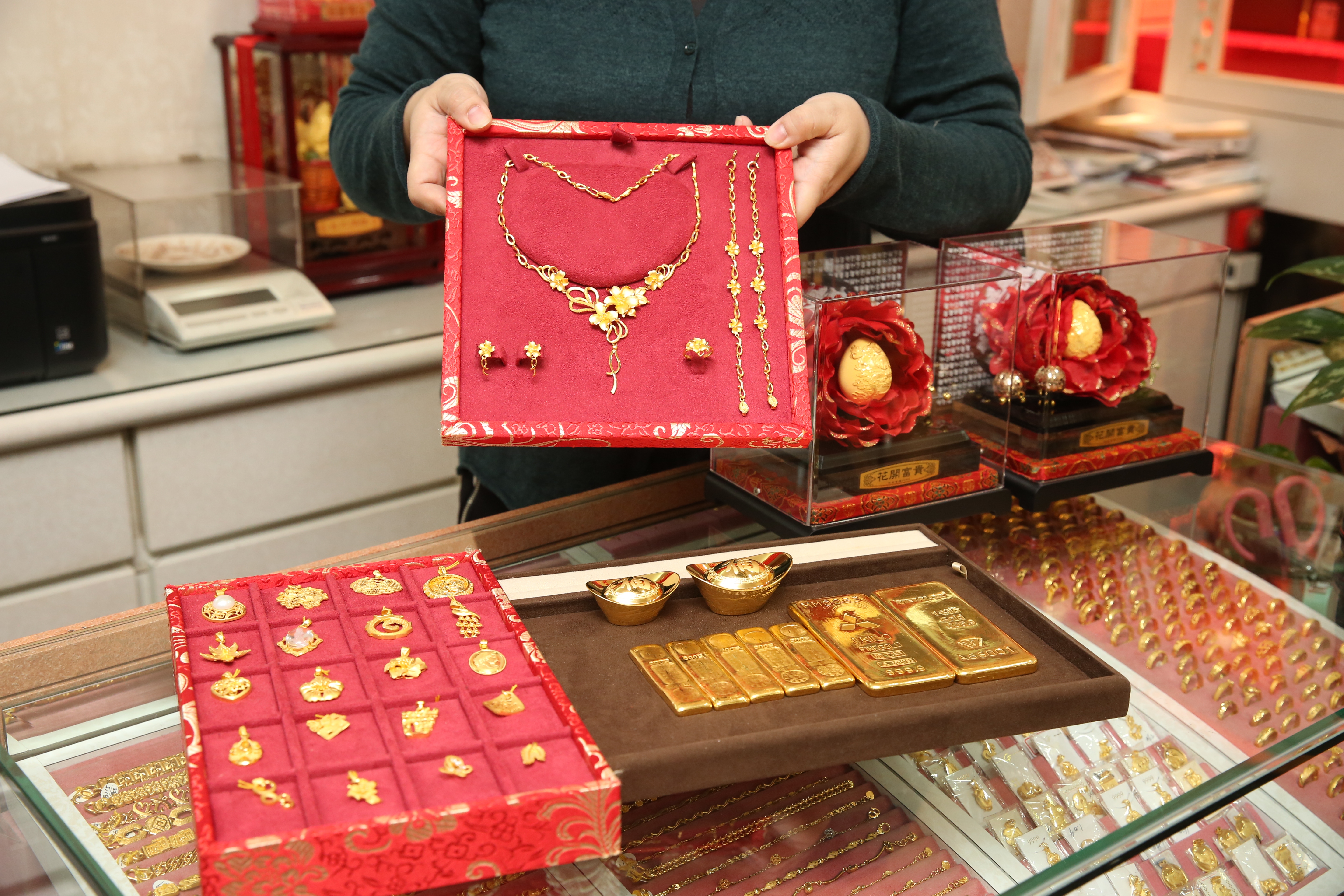 不少人結婚時女方身上會配戴黃金首飾，有時候會是娘家會準備的，也是新娘的嫁妝。圖為示意圖，與本新聞無關。（本刊資料照）