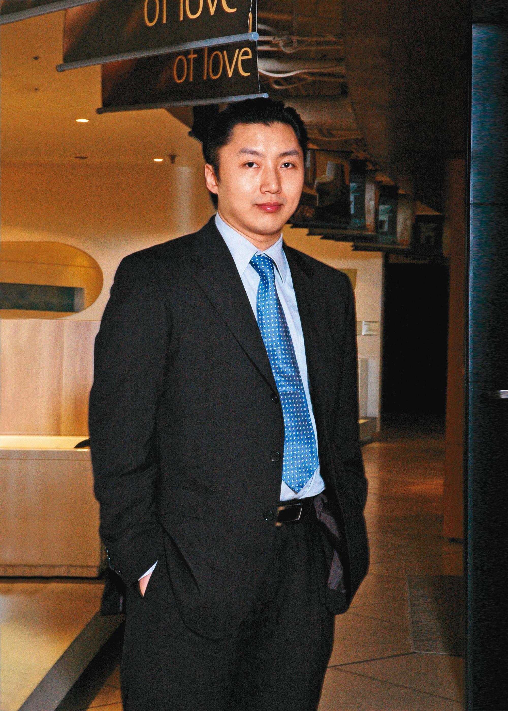邱士楷雖然不似言承旭、Akira等人外貌出眾,不過他身為成功的商業人士,也是某些女性的理想出嫁對象。(翻攝自中文百科)