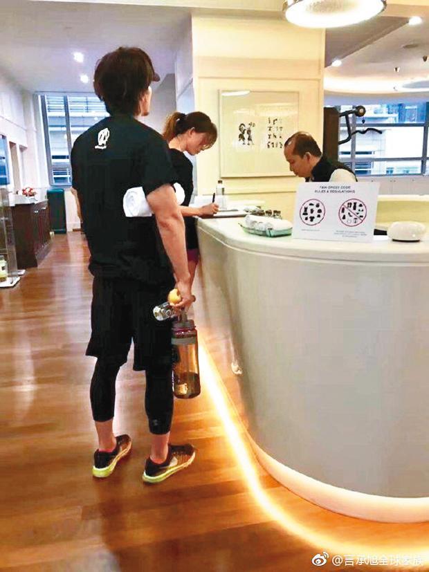 2017年,民眾拍到林志玲與言承旭在大馬約會,甚至傳出婚訊,導致邱士楷出局。(翻攝自言承旭全球家族微博)