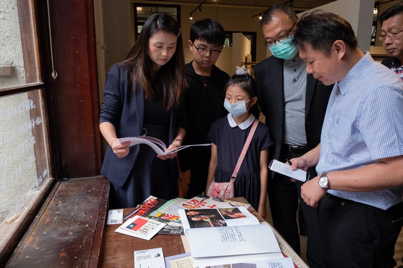 場內有早期舊雜誌和島嶼兩年來採訪內容。(島嶼群相提供)
