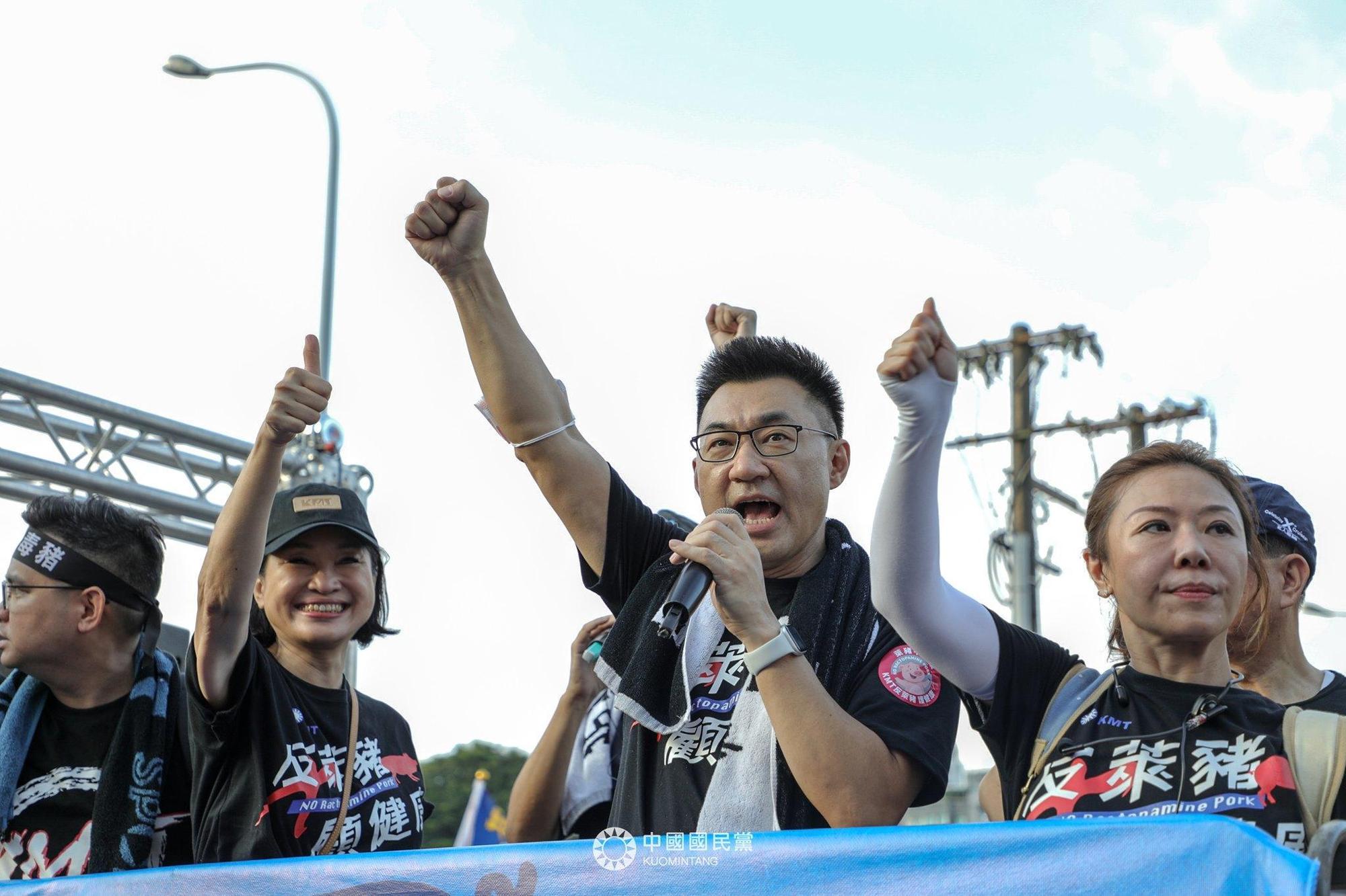 國民黨22日參與秋鬥遊行，黨主席江啟臣（中）向總統蔡英文喊話辯論萊豬議題。（翻攝自中國國民黨KMT臉書）