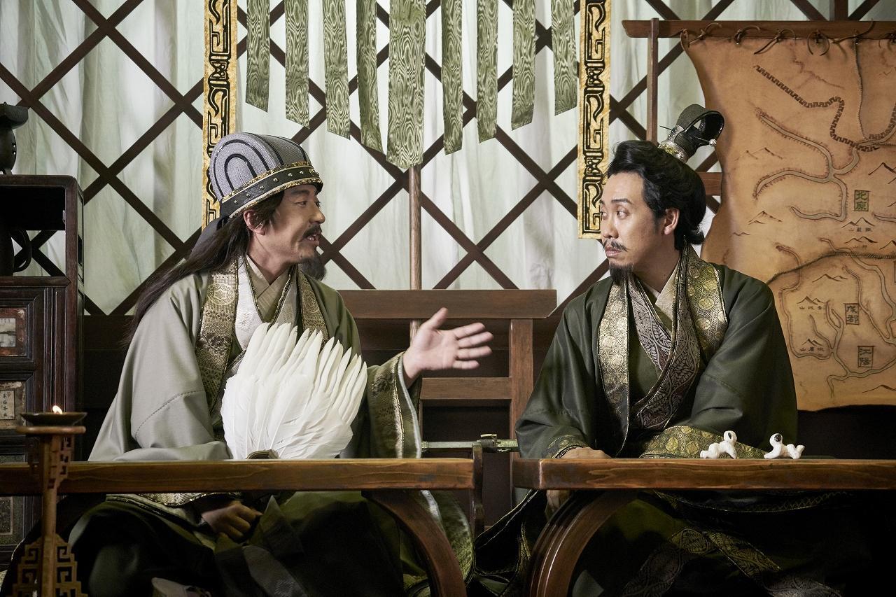大泉洋(右)和室剛在《新解釋.三國志》中分別飾演劉備和諸葛孔明。(車庫娛樂提供)