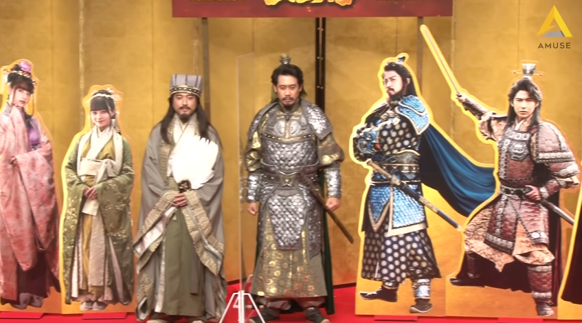 大泉洋(右)和室剛日前出席記者會,其他卡司全部缺席,只有立牌登場。(翻攝自AMUSE YouTube頻道)